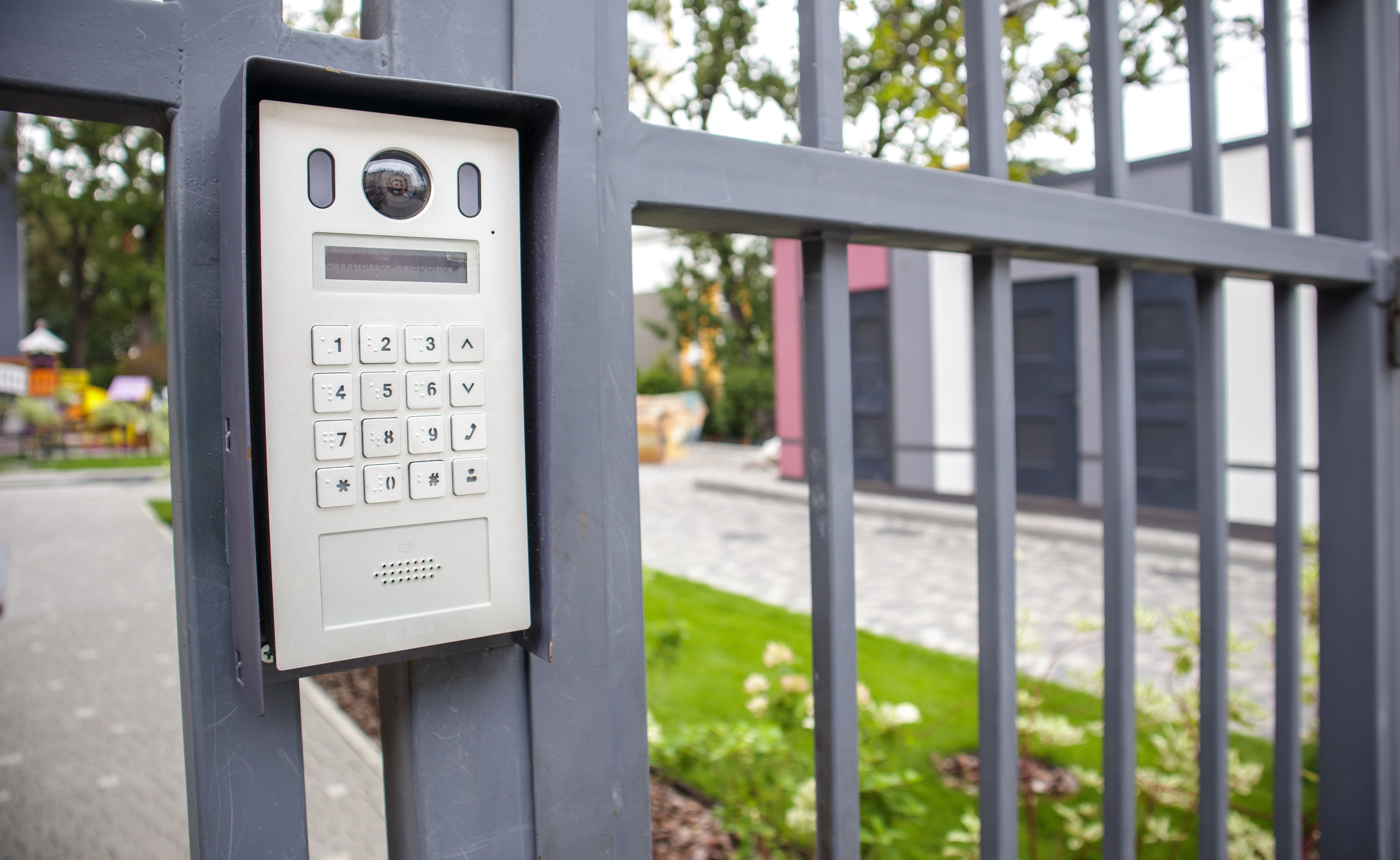 Sistema de portaria remota com interfone eletrônico instalado em portão de entrada de condomínio.